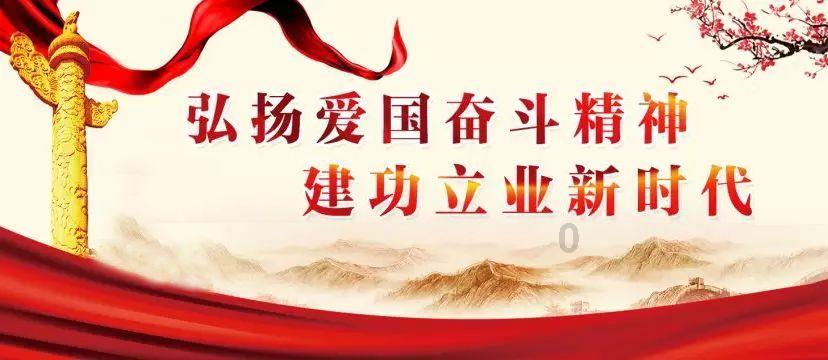 1岁萌娃误将自己锁房间内，爸爸害怕踹门误伤到孩子，急得拿锤子将门砸了个大窟窿